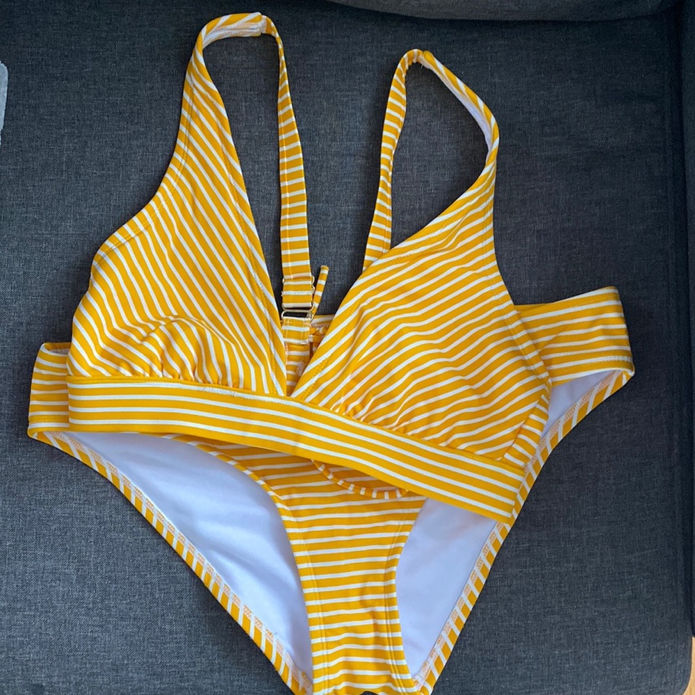 ✨yellow striped bikini✨